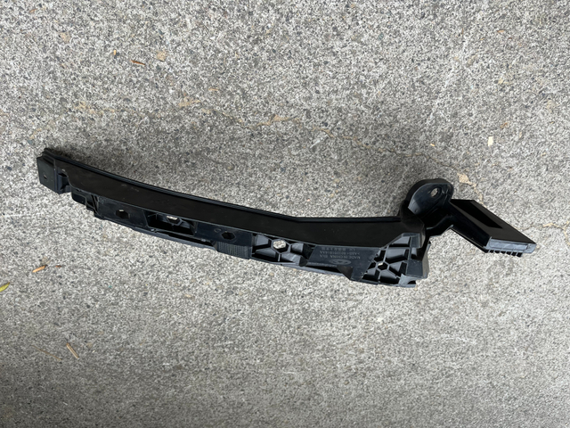 Верхний кронштейн переднего бампера внедорожника CHERY TIGGO series